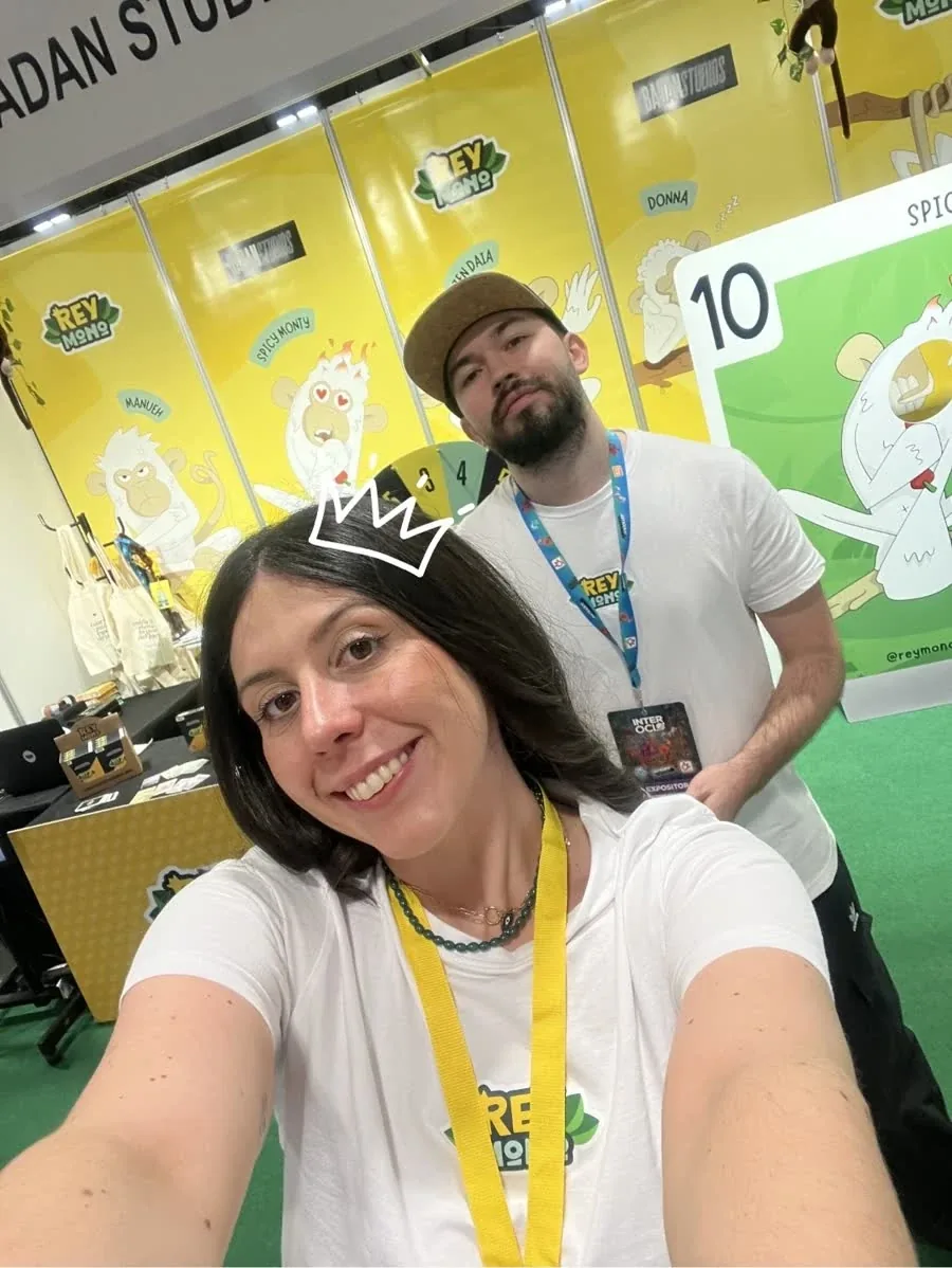 Aida Caba y Alejandro Roldán, fundadores de Badan Studios, en el estand de Rey Mono en la feria InterOcio